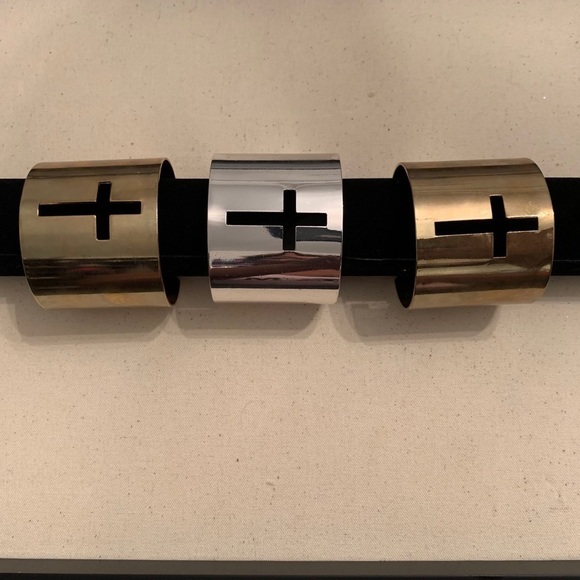 Q) Cross bracelet - Picture 3 of 9